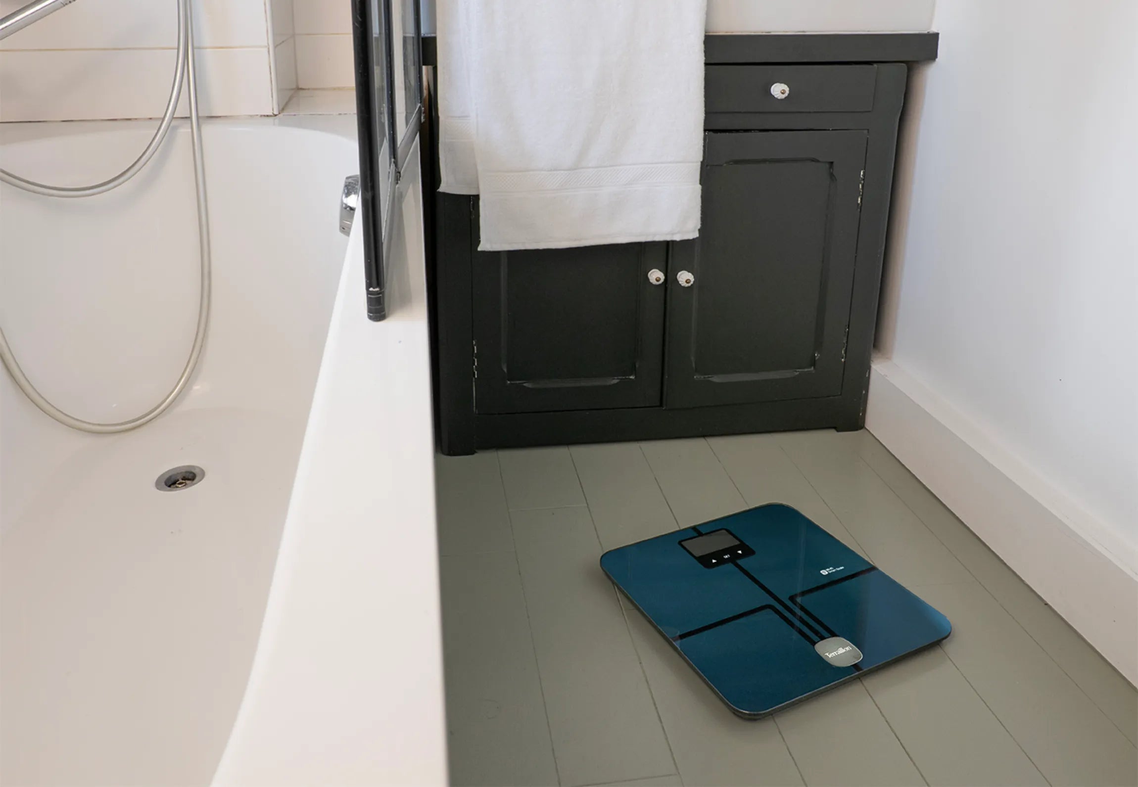Pèse-personne impédancemètre connecté WIFI MASTER COACH ULTRA vue globale salle de bain