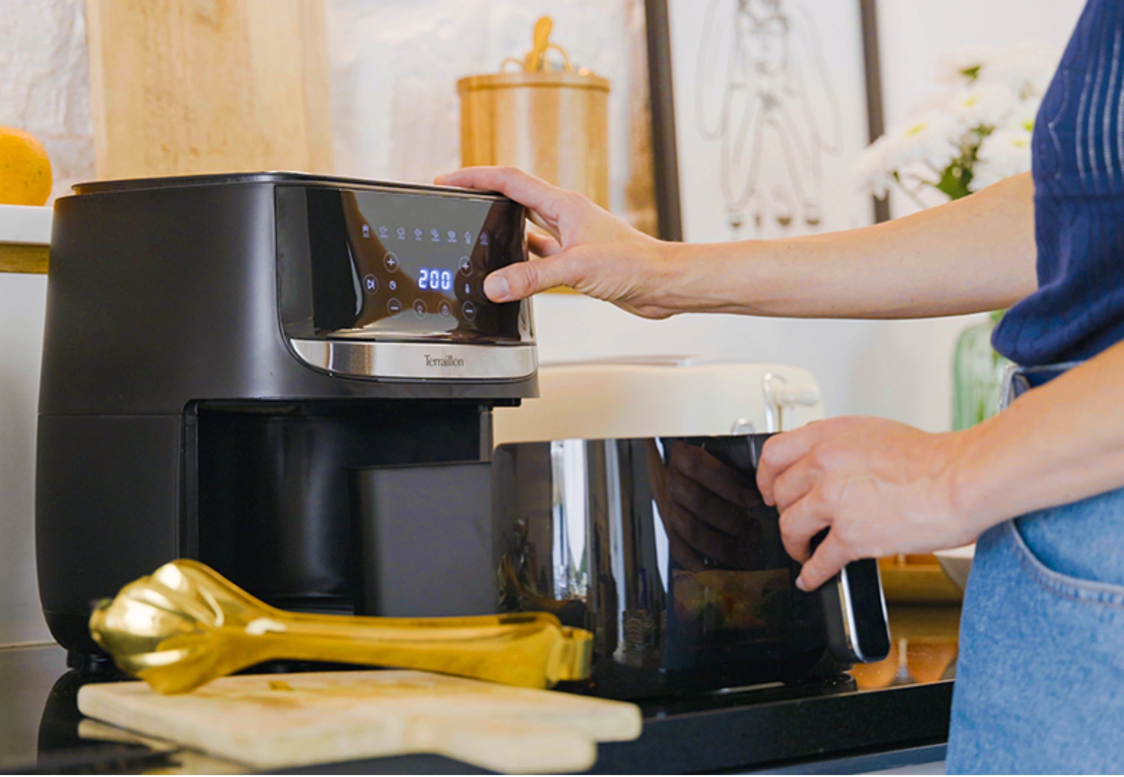 Friteuse sans huile COOK & FRY SMART avec balance intégrée mise en situation